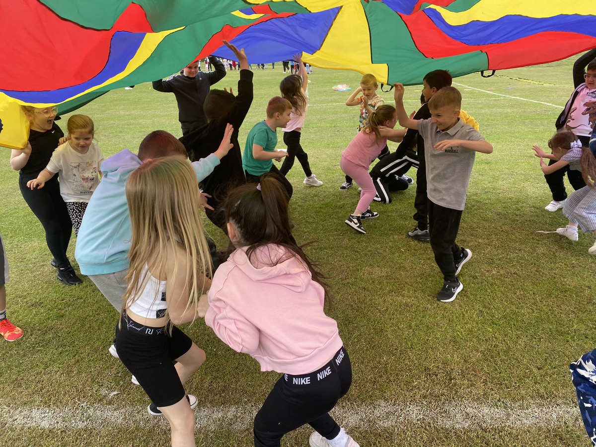 Ms_Lawson1's tweet photo. Amazing day spent celebrating the Queen’s Jubilee 👑 We took part in some traditional games, a fun run and perfect picnic in the park! 🎯🏃🥪 @EastbankPri https://t.co/fhJyQiMkxz
