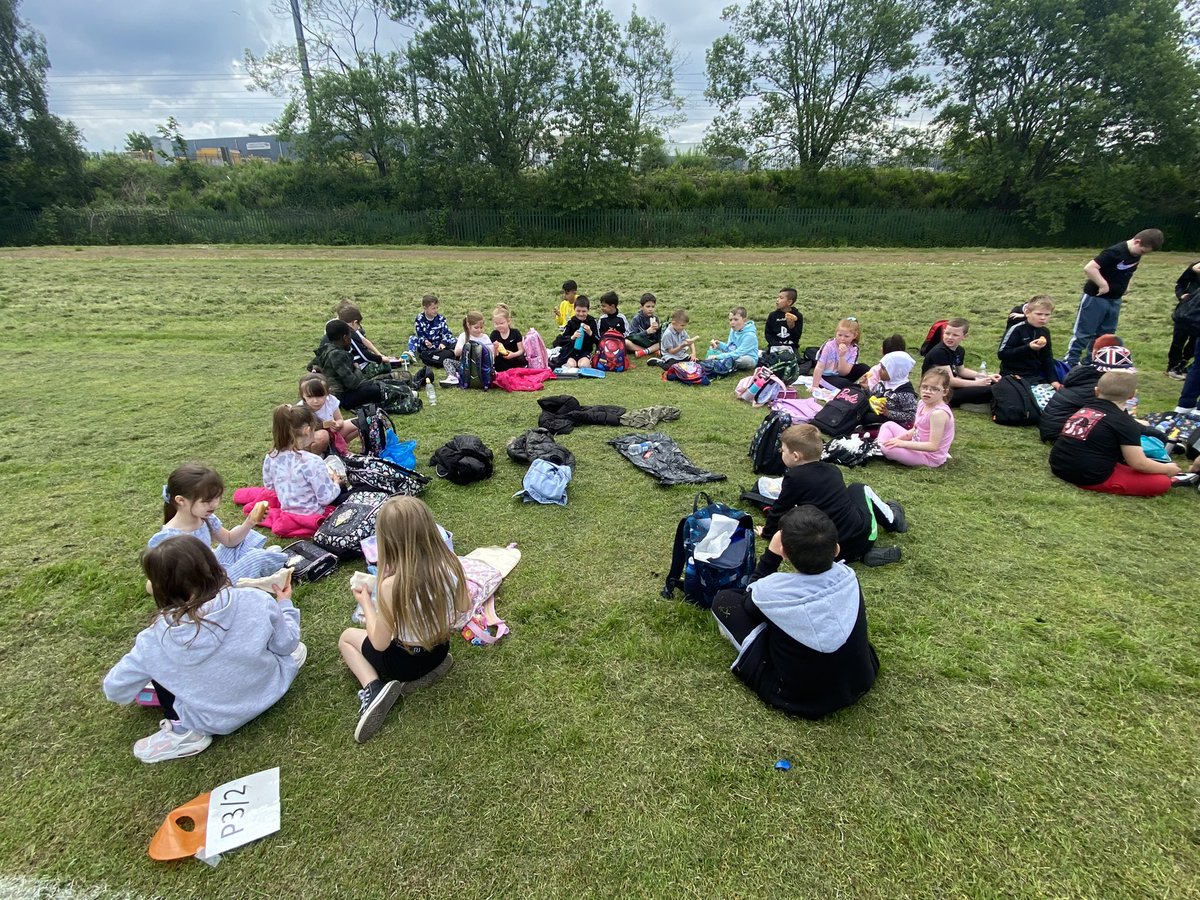 Ms_Lawson1's tweet photo. Amazing day spent celebrating the Queen’s Jubilee 👑 We took part in some traditional games, a fun run and perfect picnic in the park! 🎯🏃🥪 @EastbankPri https://t.co/fhJyQiMkxz
