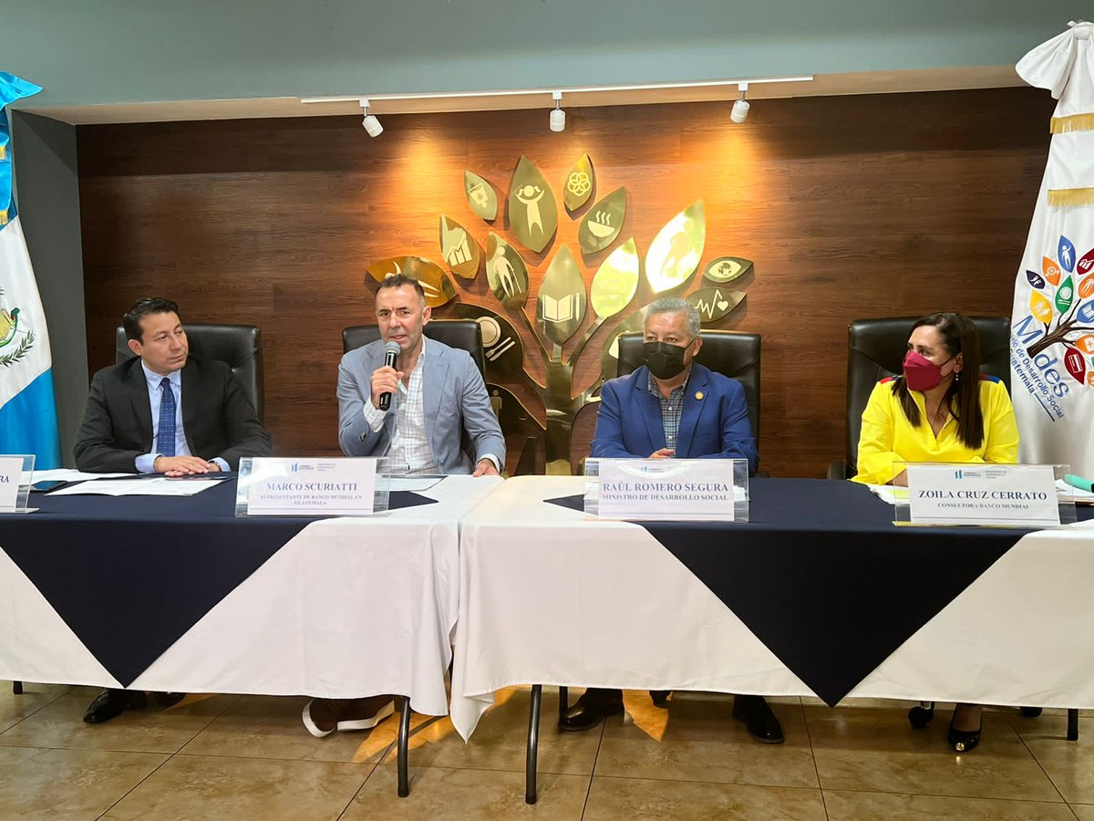 AreliTGW's tweet photo. El titular del @midesgt Raúl Romero presenta la Sistematización de las Innovaciones y lecciones aprendidas del Fondo Bono Familiar y sus recomendaciones en vísperas de una nueva Política de Protección Social. 
@TGWdigital https://t.co/8gG3iQegMR