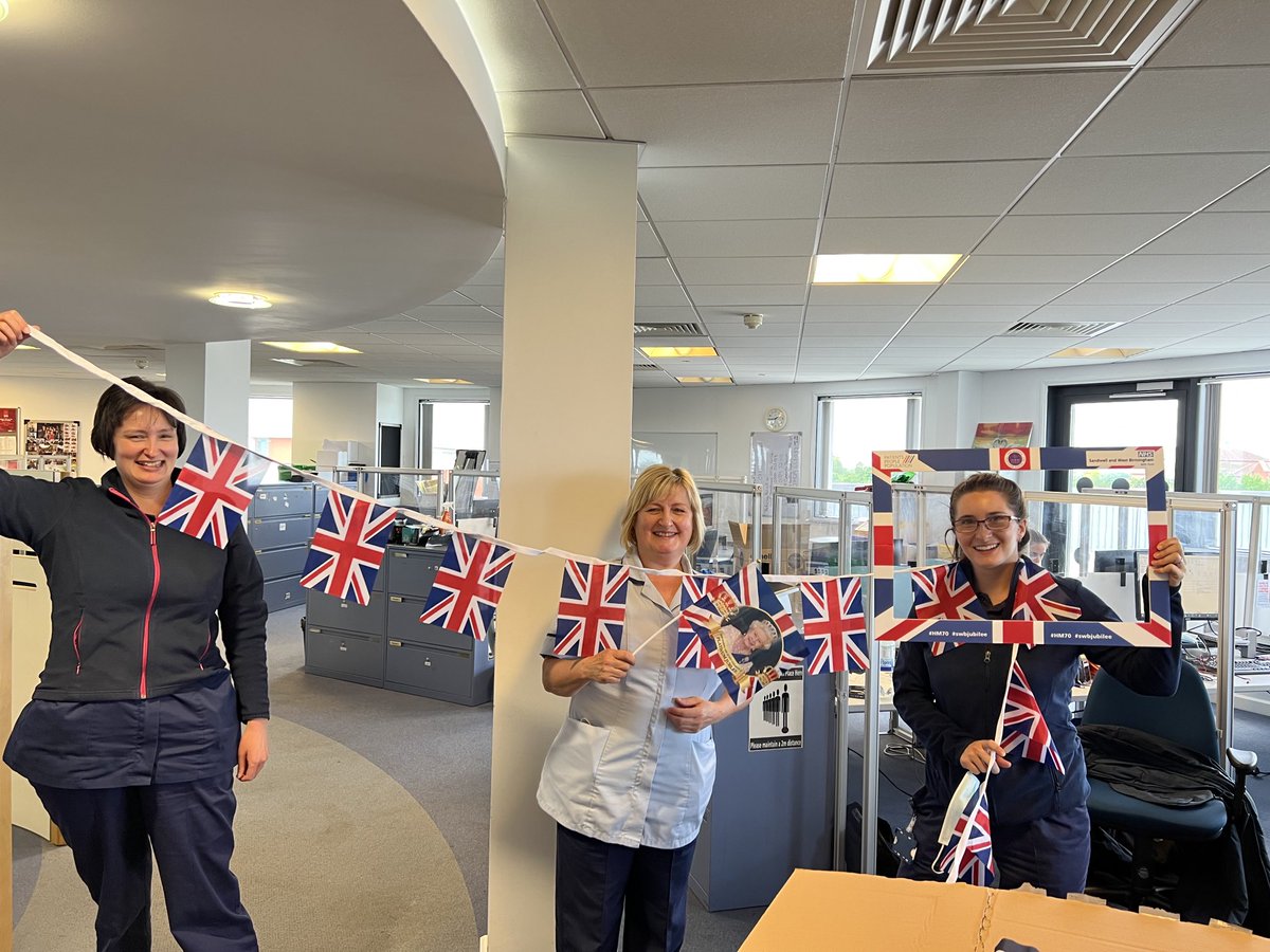 JaspalSLT's tweet photo. And the cardio respiratory team are jubilee ready! 👑 The team are working over the next 4 days whilst some of us are enjoying a break. No matter how tough a day they have, they’re always smiling and putting Sandwell patients first ⁦@icares_SWBH⁩ 👏🏼👏🏼 #teamwork #7dayservice https://t.co/EOFwhxOZDG