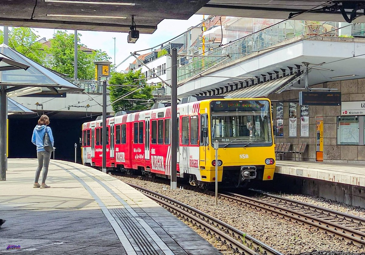 15Volt's tweet photo. 🖼️Bild:
#Stuttgart,
#DT8.4 3025/3026 als #Fahrschule unterwegs auf der Fahrt Richtung #Gerlingen, hier an der schöne offene U-Bahn #Station #Weilimdorf Löwen-Markt mitten im #Ortskern.🥰

#Stadtbahn #Bahn #Nahverkehr #bwegtbw #Metro #ÖPNV https://t.co/XwKUxi4pK9