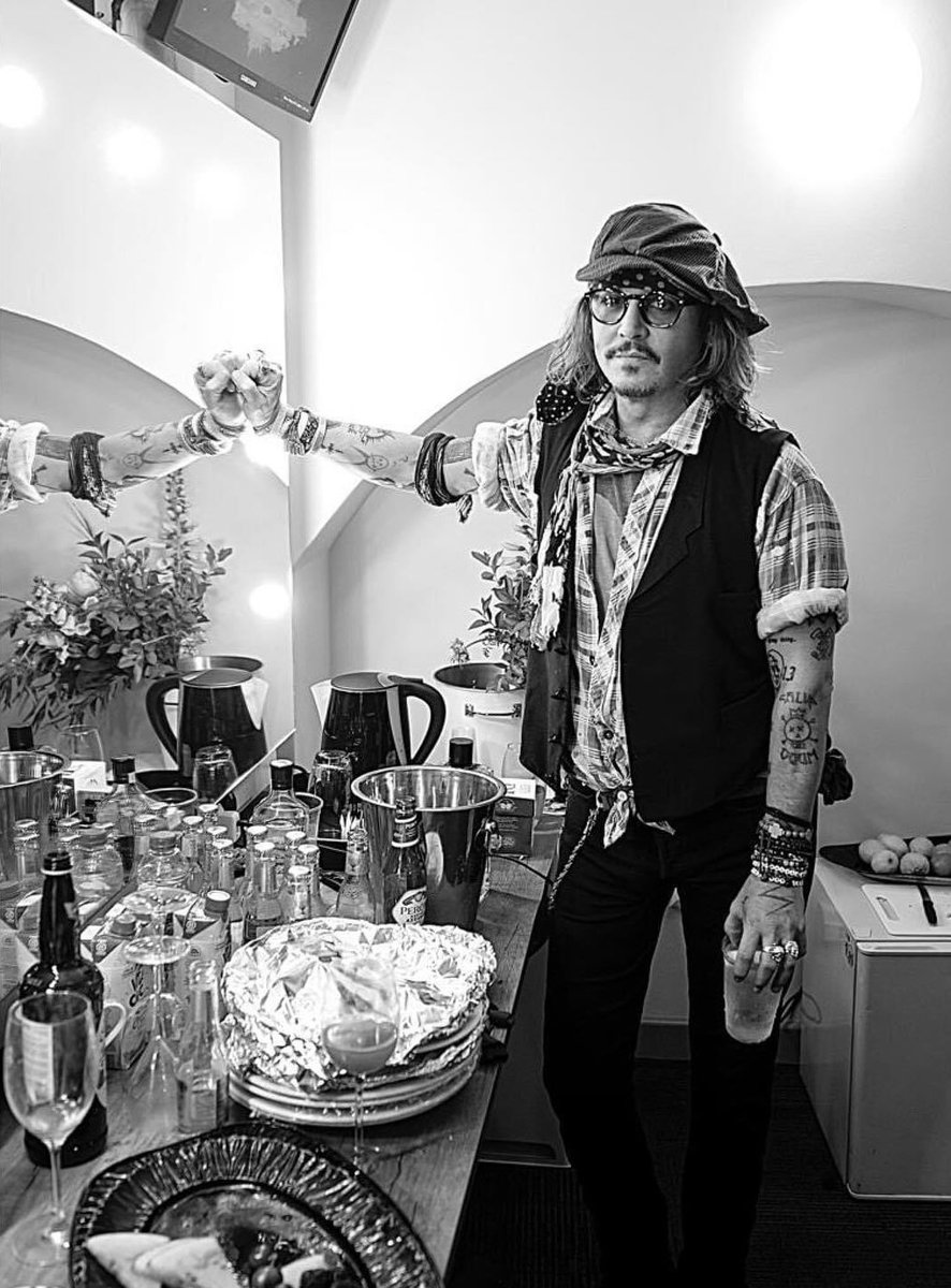 ReemDepp's tweet photo. 📸Ross Halfin “London - Great to be home. Even better to spend an evening photographing this fine gentleman” #johnnydepp https://t.co/RNu5v0YXwG