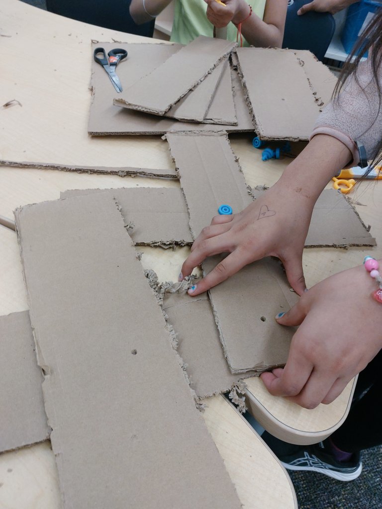 Co-teaching a #PeelEML open-ended 'Global Competency' design experience with <a href="/CandyMaharaj1/">Candy Maharaj</a> &amp; Ms H to help nurture collaborative skills &amp; creative thinking skills through playful learning at <a href="/GreenbriarMS678/">GreenbriarMS</a> <a href="/PeelSchools/">Peel District School Board</a> 💡