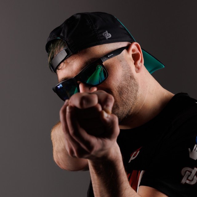ShadesFrance's tweet photo. 🚨Les NFT du prochain album de Jul permettront aux personnes tirés au sort :

▫️De remporter les certifications (or, platine…) du projet
▫️De gagner un % des royalties de certains morceaux 🤯

En plus de ça, 50% des bénéfices des NFT seront reversés à l’UNICEF. https://t.co/M8gU3MRwo9