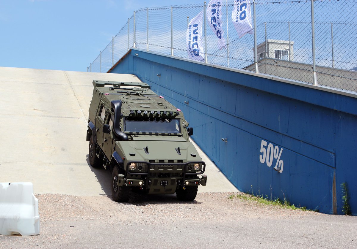 gianlucarizzo46's tweet image. Oggi in visita con la commissione Difesa di @Montecitorio a #IvecoDefence. La minuziosa ricerca di elevati standard qualitativi, ha consentito di realizzare mezzi #VTLM2 e #Centauro2 in grado di proteggere i nostri militari impegnati all&apos;Estero.