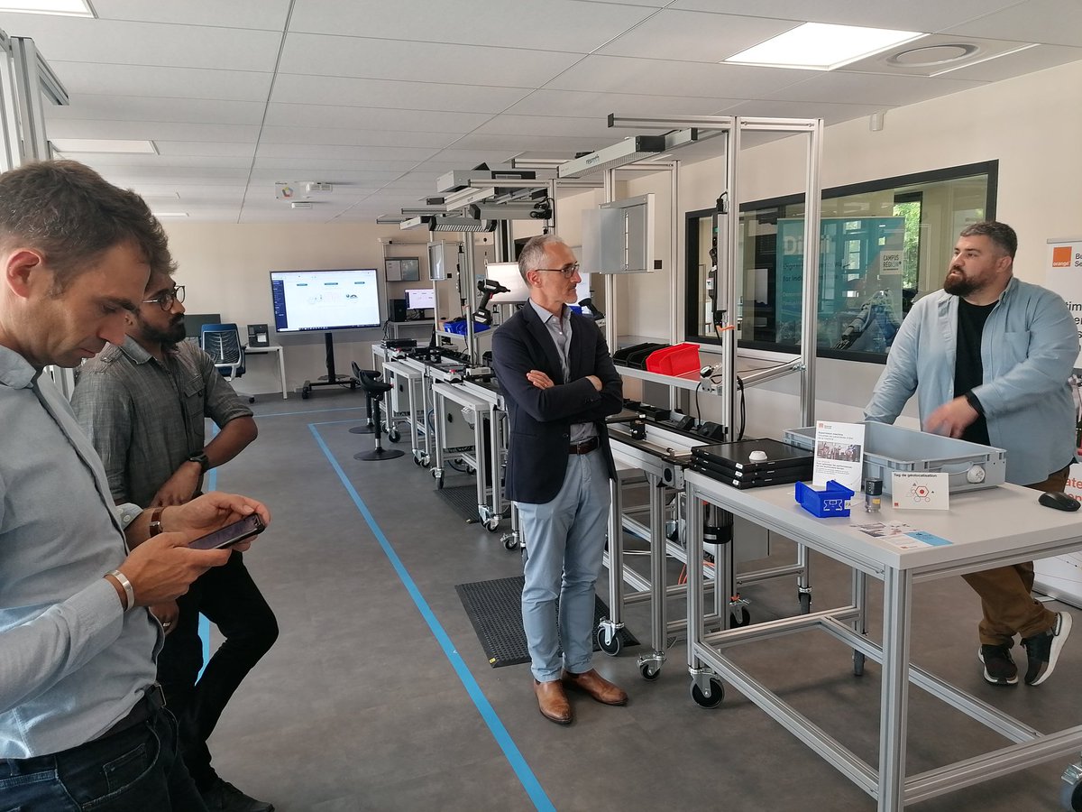 HerveCret's tweet image. Accueil des équipes @Nexans_ ce jour au 5glab @OrangeAuRA au @CampusRegion pour partage des projets IoT avec @AudigierJeanLuc @pfvalton notamment #Infrabird #smarttracking et #smartop