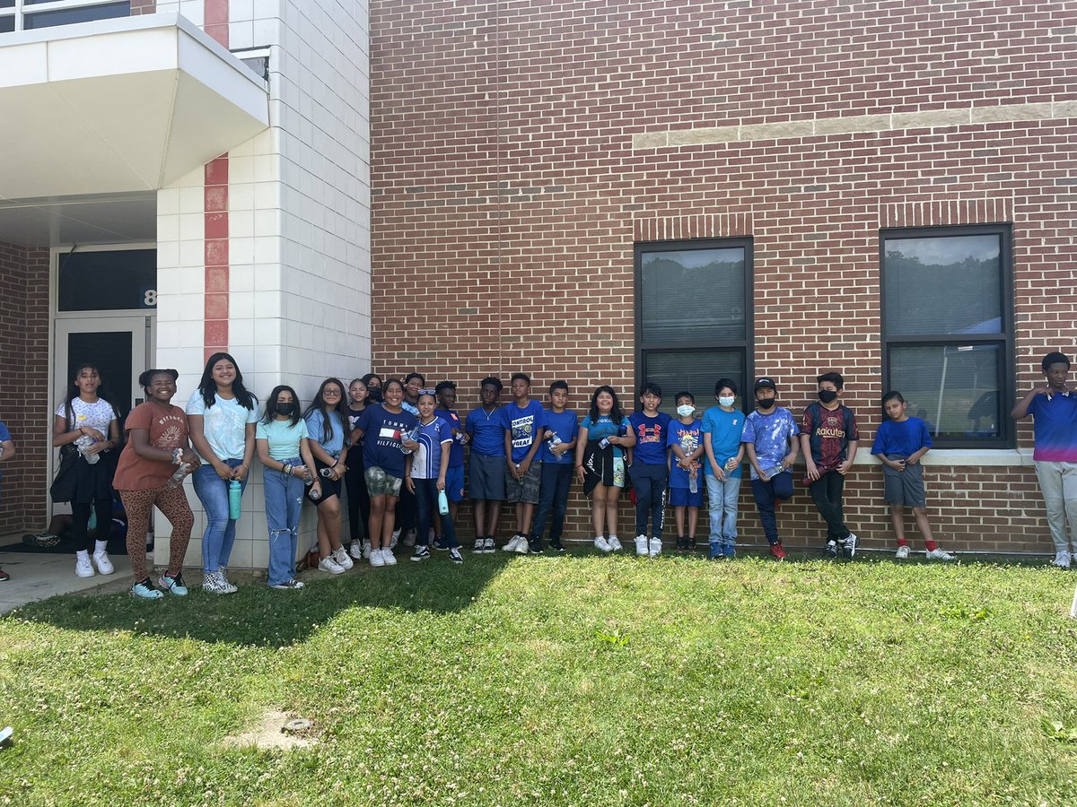 MrsErie3rdGrade's tweet photo. Field day with my fav 5th graders 😍 #fieldday22 #cyes #chalkley #itwashot #fav5thgraders https://t.co/KmnPe3UdVn