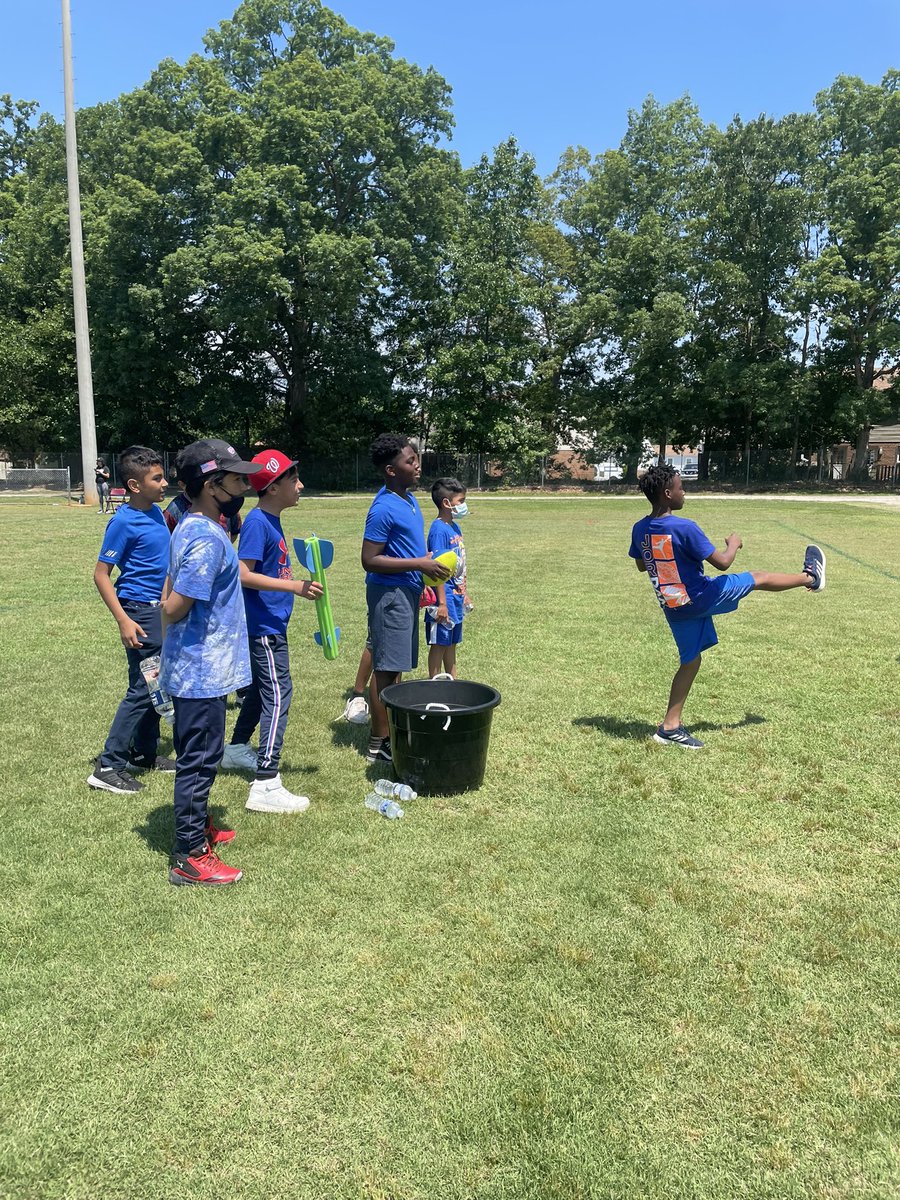 MrsErie3rdGrade's tweet photo. Field day with my fav 5th graders 😍 #fieldday22 #cyes #chalkley #itwashot #fav5thgraders https://t.co/KmnPe3UdVn