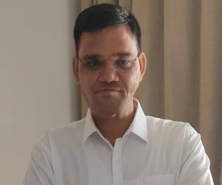 AskAnshul's tweet photo. He's PCS officer Rinkoo Rahee, who was shot 7 times in 2009 after exposing scholarship scam in UP's Muzaffarnagar

Mafias shot him 7 bullets.
Of the 7 bullets, 3 hit his face which left him disfigured, blind in one eye, and with impaired hearing in an ear

He has now cleared UPSC https://t.co/hiArrcgzlz