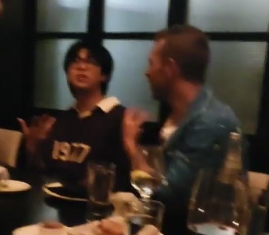 btsargento's tweet photo. — en el vídeo que compartió Hobi mediante Instagram, parece que Chris Martin estaba comiendo, hablando y pasando tiempo con los chicos 💜. @BTS_twt https://t.co/iS82XRA3eQ