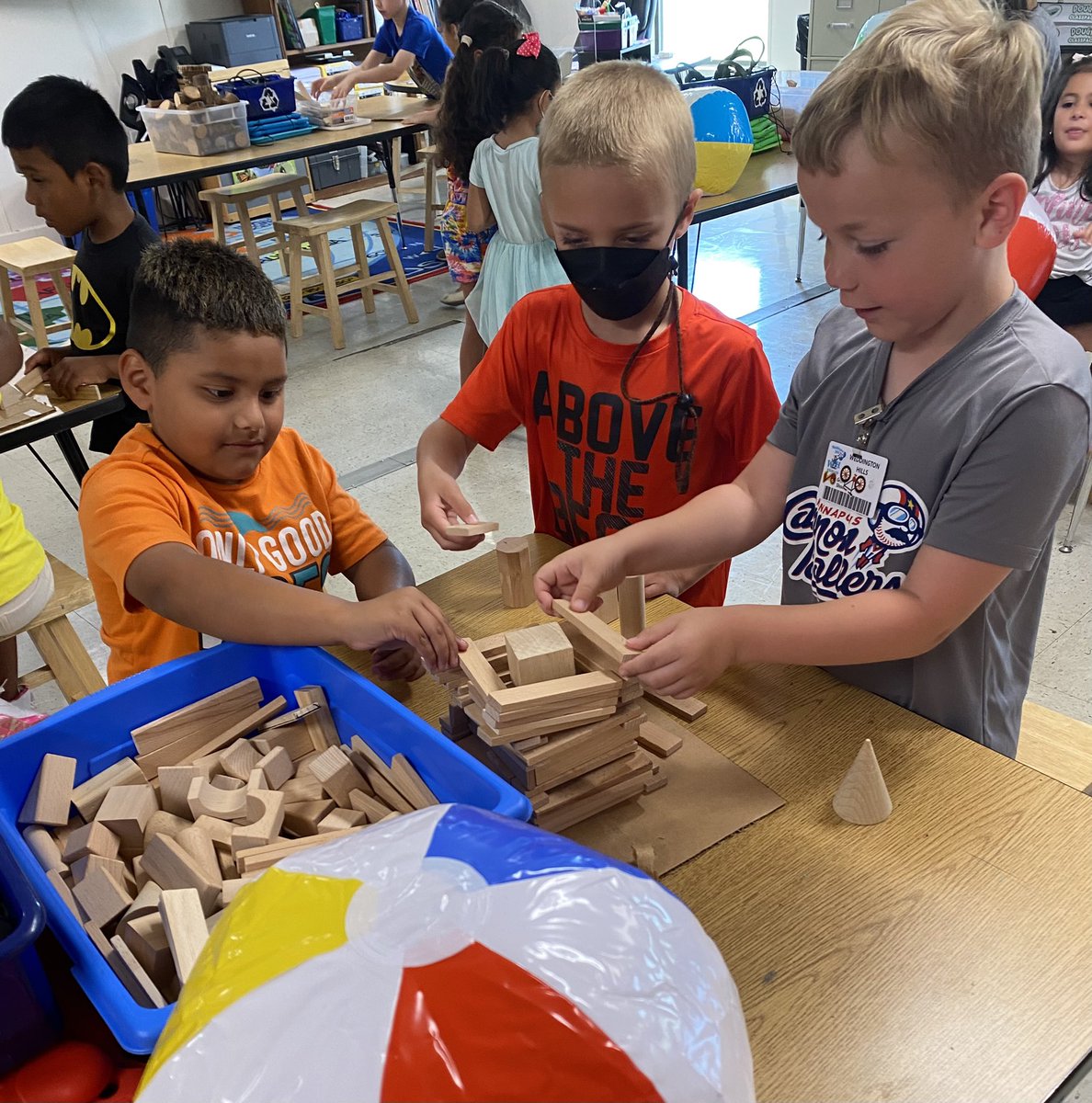 Kate_Loves_STEM's tweet photo. Beachball Towers for our last global lesson are growing our brains and reminding us that even during βsummer breakβ we can use simple materials to keep our brains active! #WHESThrivers @WHE_Whiskers https://t.co/cesK6oOdnU