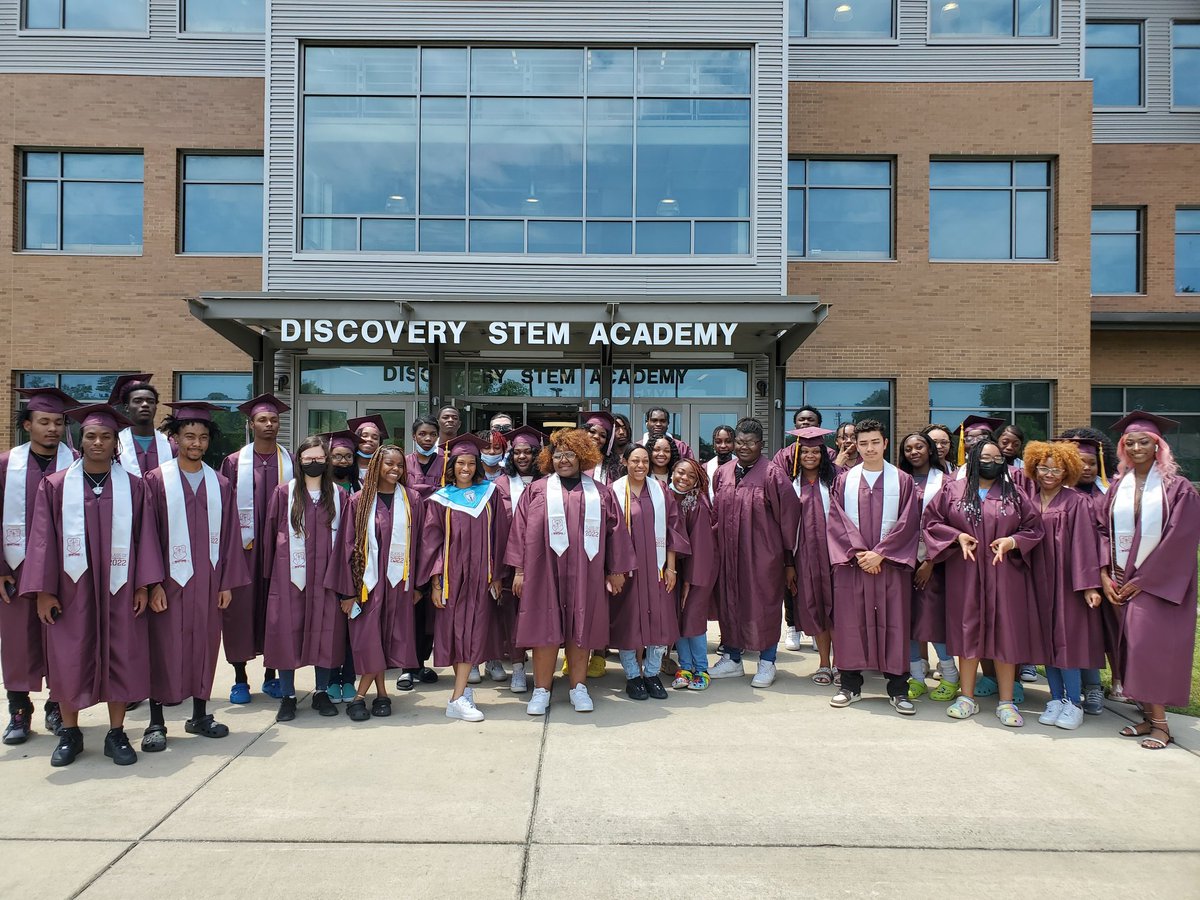 HeritageHS's tweet photo. Our traditional Senior Walks are back!  The Class of '22 visited Discovery Stem Academy and Newsome Park Elementary.  The smiles, cheers and signs were simply AMAZING.  Thanks to the students and STAFFULTY at each school for receiving the #5800Family
#NNPSGrad #HHS2022 #NNPSPROUD https://t.co/VpxORVo4jo