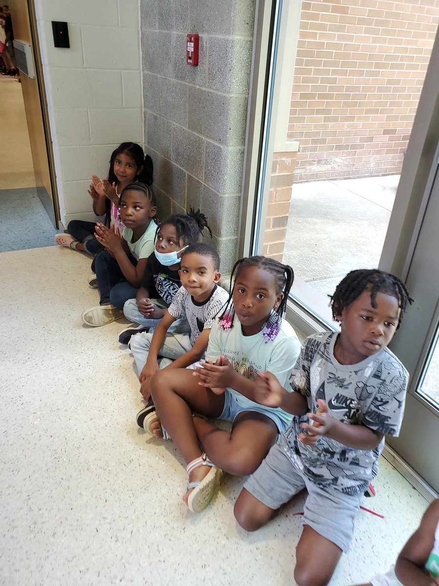 HeritageHS's tweet photo. Our traditional Senior Walks are back!  The Class of '22 visited Discovery Stem Academy and Newsome Park Elementary.  The smiles, cheers and signs were simply AMAZING.  Thanks to the students and STAFFULTY at each school for receiving the #5800Family
#NNPSGrad #HHS2022 #NNPSPROUD https://t.co/VpxORVo4jo