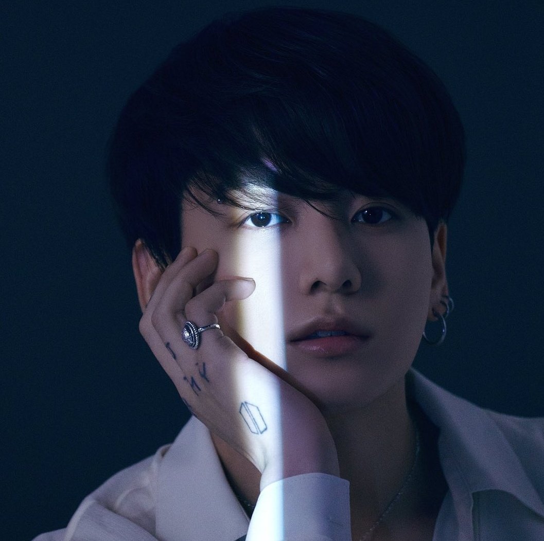 __pinkt's tweet photo. e minhas fotos na janelinha (de um mês atrás) que tão me lembrando as fotos (de hoje) do BTS wtf 👀 https://t.co/t0ItaxphD1