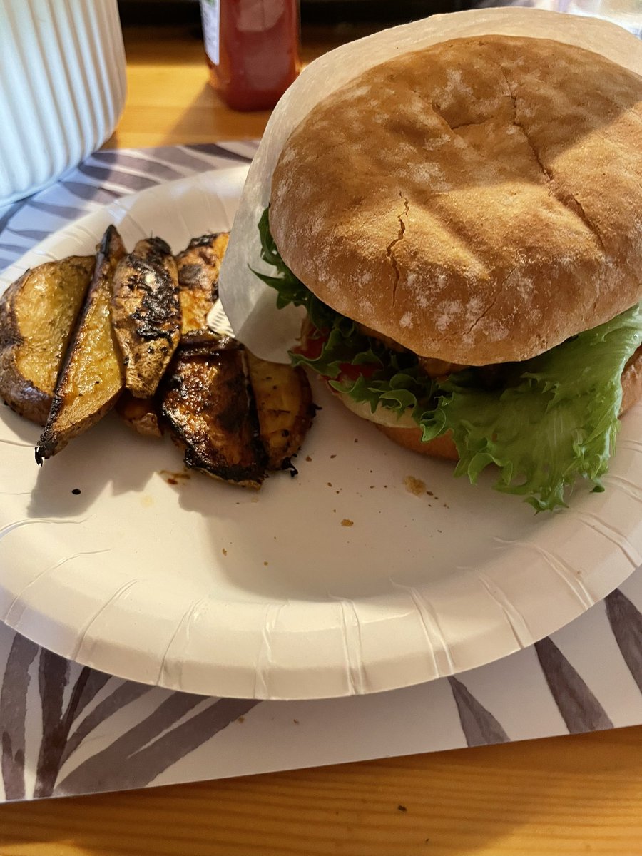 SatuPuumala's tweet photo. Kotona etätöissä työpäivä venyy usrin iltaan…mökillä pikkuveljen herkut ja tyttären pentu lopettavat työpäivän 16.00! 😍 #etätyö #prioriteetit https://t.co/tNZZGtBAxP