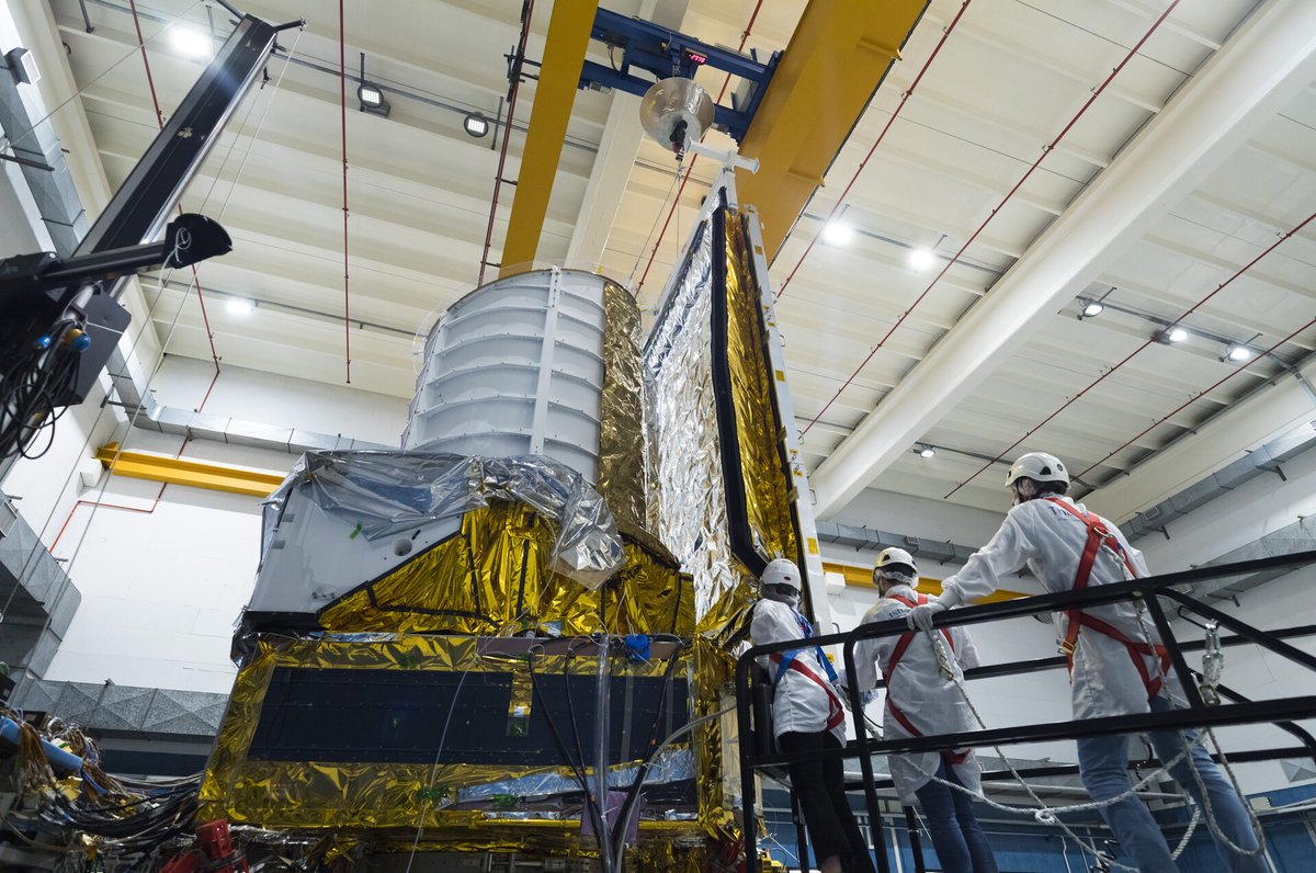 Just like humans, spacecraft can be energised by the Sun, but also damaged by its light and heat ☀️🛰️
<a href="/Thales_Alenia_S/">Thales Alenia Space</a> engineers attached a combined solar array and sunshield to <a href="/ESA_Euclid/">ESA's Euclid mission</a> last week, taking the mission one step closer to completion
👉 youtube.com/watch?v=N7S-Yn…