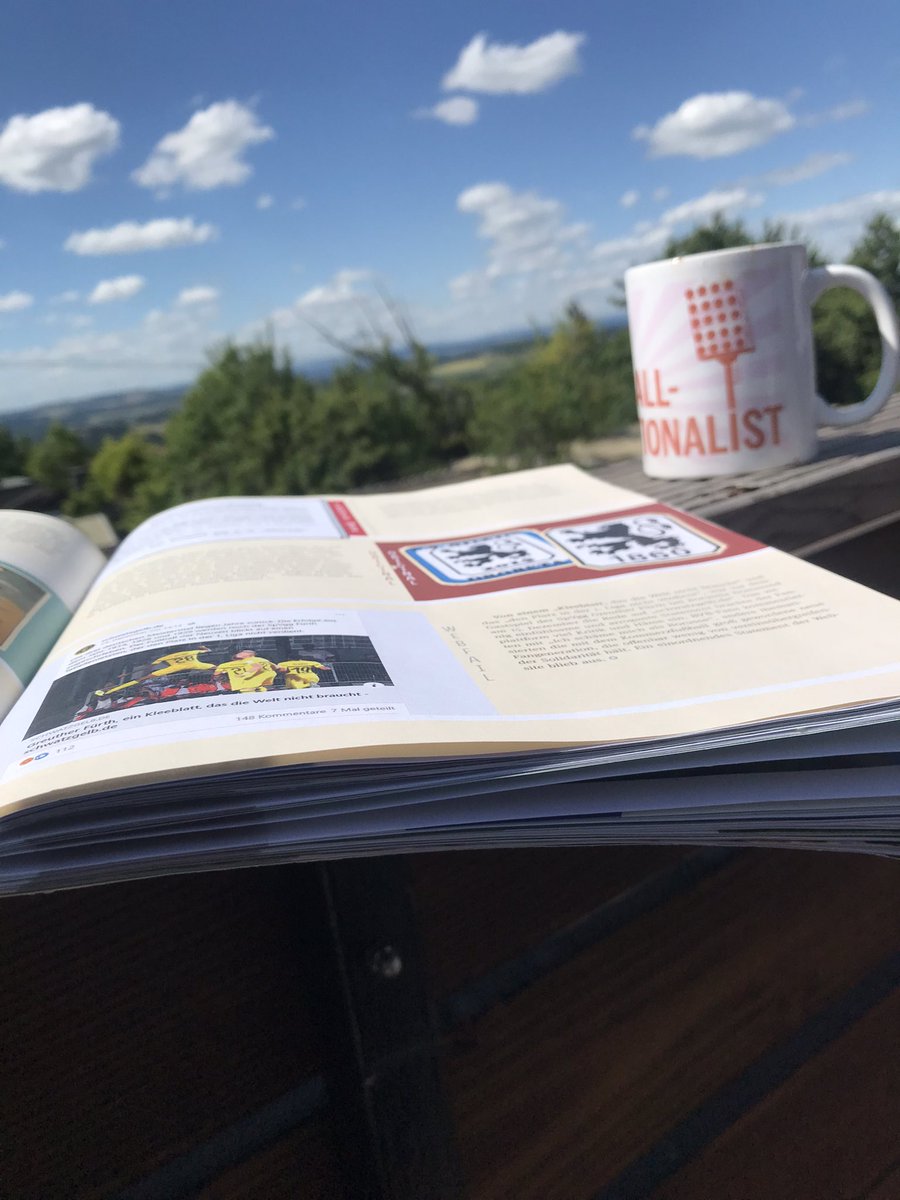 hoerfehlerpod's tweet image. Sendungsvorbereitung 

Das einläuten der Premier League ist zugleich einen Zeitenwandel für den Fußball. Der Sport vermarktet sich, TV-Abos ziehen ein, VIP-Logen werden errichtet, ein zahlungskräftiges Publikum soll her. Antreiber ein paar wenige große Clubs.#sameoldstory