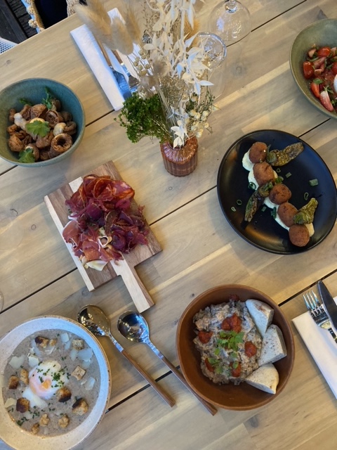 AgencelaCerise's tweet photo. [Actu client 🍒]

Nous vous donnons la réponse : c'est le nouveau restaurant éphémère des espaces #EDF #Bazacle Turbine, qui ouvre ses portes aujourd’hui !☀️⛱️🍸🥗⚙️

Carte soignée, produits locaux et de saison, le tout dans le cadre d’exception en bord de Garonne ! 

📩 CP en DM https://t.co/b65jIMjcFG