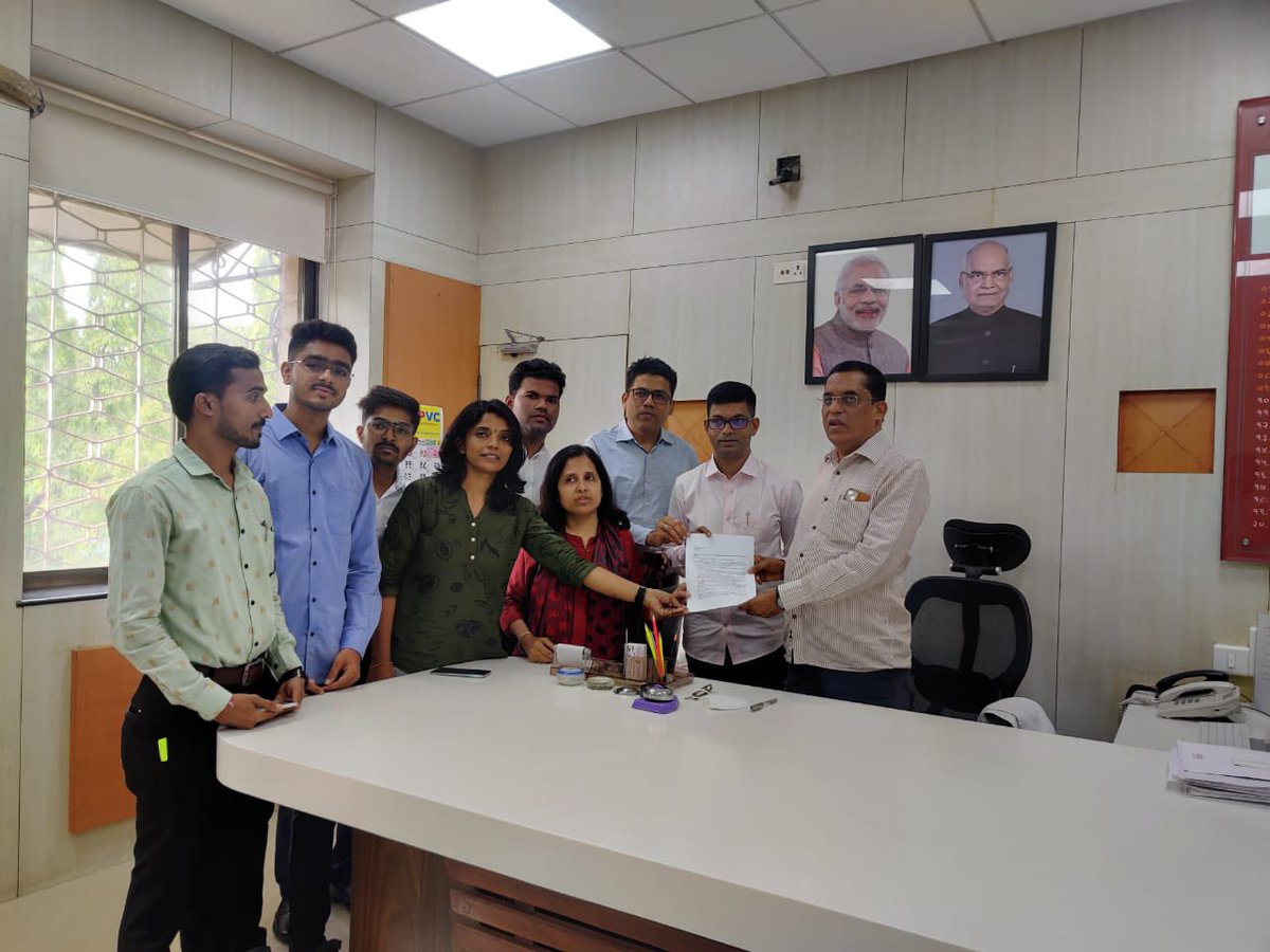 Mihirkchavan11's tweet photo. न्यायालयाच्या आदेशानुसार शिक्षण संचालक धनराज माने यांच्या दालनामध्ये बैठक पार पडली.विद्यापीठांच्या परीक्षांमध्ये एक समानता यावी तसेच इतर मुद्दे सरकारकडे मांडले.लवकरच सकारात्मक निर्णय घेण्यात येईल असे आश्वासन देण्यात आले @samant_uday  @anubha1812 @kalpeshyadav007 @SeemaMahangade https://t.co/DjpC7vdqWJ