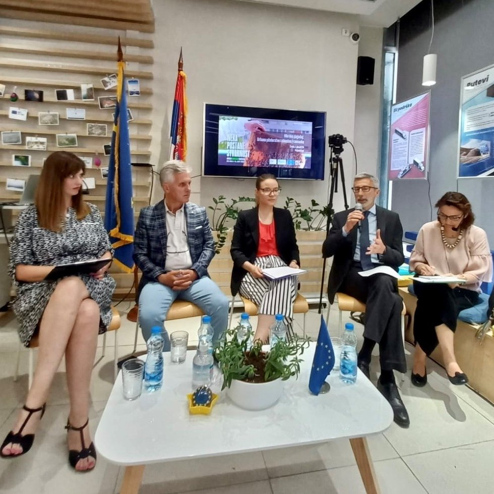 FranceenSerbie's tweet photo. #GreenWeek2022 #UE u Nišu 🌿🌍. Izazovi urbanog pčelarstva 🐝🍯u @EUInfoNis, sa ambasadorom 🇫🇷 i Stankom Rajićem, predsednikom Beogradskog udruženja pčelara. Povratne informacije o košnicama @FranceenSerbie i o našem ukusnom medu. https://t.co/MfQUAlu9in
