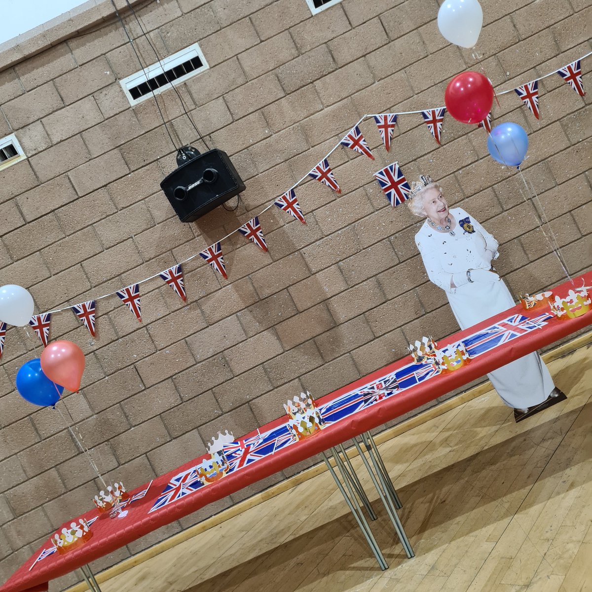 Jo4nn4b4n4n4's tweet image. Had an amazing 2 week elective placement with @turningpointsco I chose this as my placement to gain a bit more confidence and experience working with the staff and service users. They have all been fab and the workers have been so nice. Ended it nicely with a Jubilee party 🥳