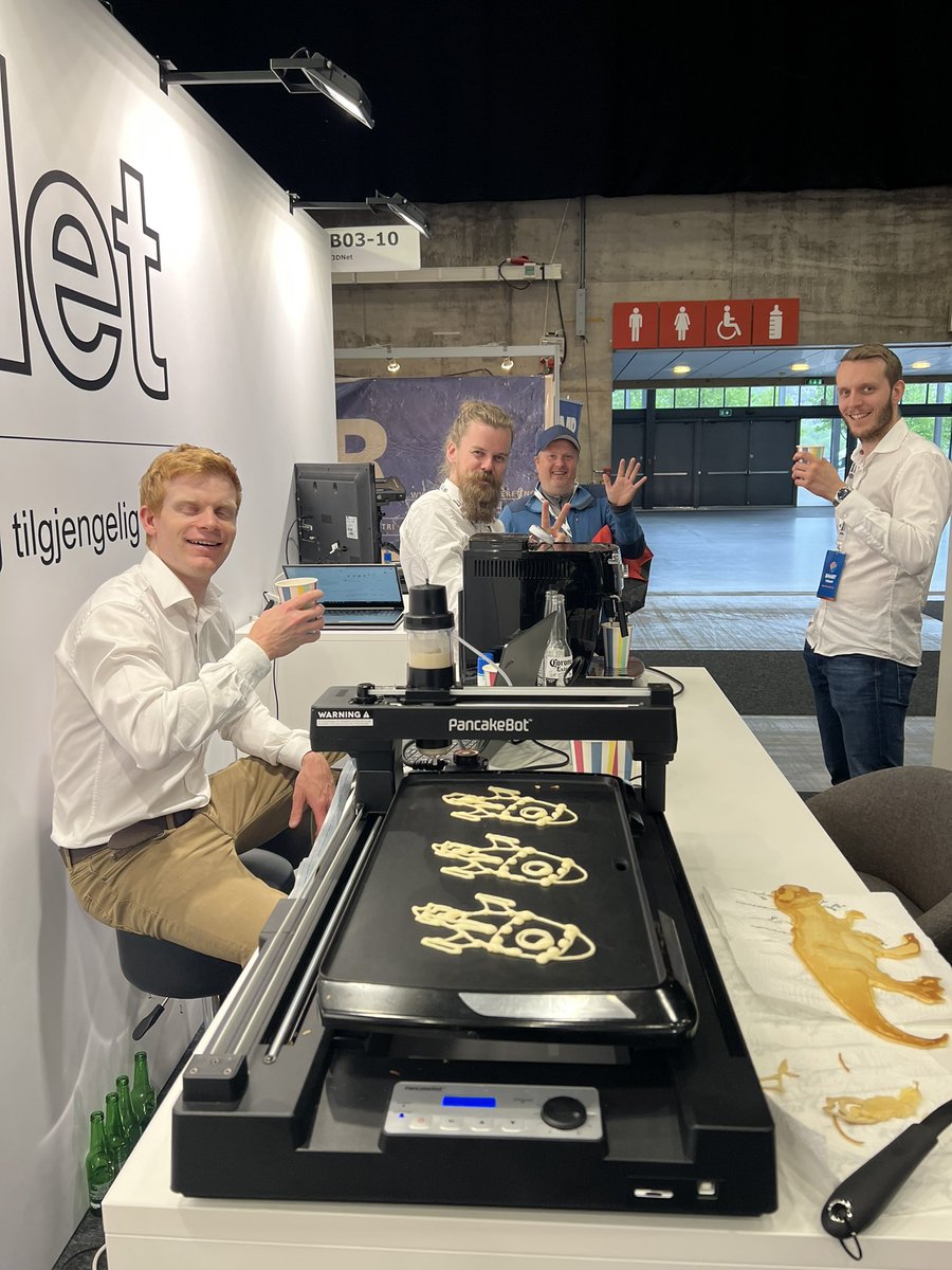 PancakeBot's tweet photo. Spenfing time with the #3DNet team in Oslo! @3DNet_no https://t.co/Du0oWPeOeX