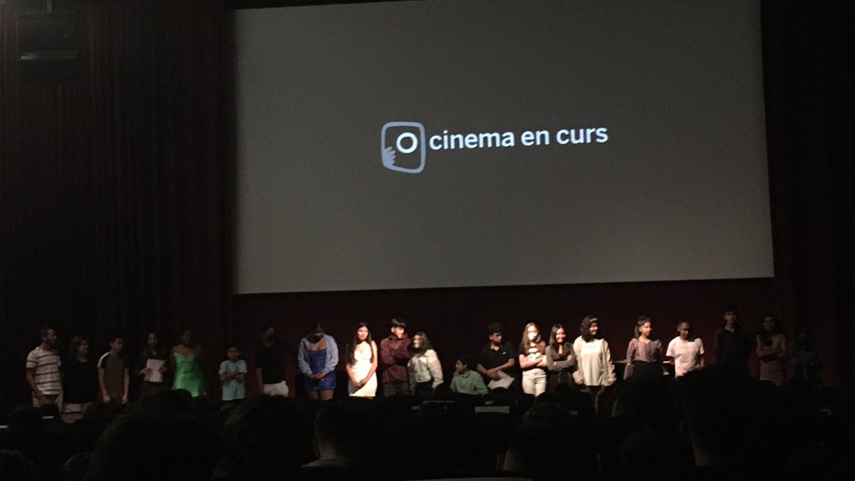 abaoaqu_'s tweet photo. UN DIA PER PENSAR, grup @ietrinitatnova
Hem viscut el rodatge amb emoció. Ens hem sentit cineastes de veritat. Filmar l'hora blava i la sortida de sol ha estat màgic. Mirar com es transforma la ciutat amb l'evolució de la llum ha estat molt bonic. Volíem filmar plans i més plans https://t.co/yaoOHSaKkC