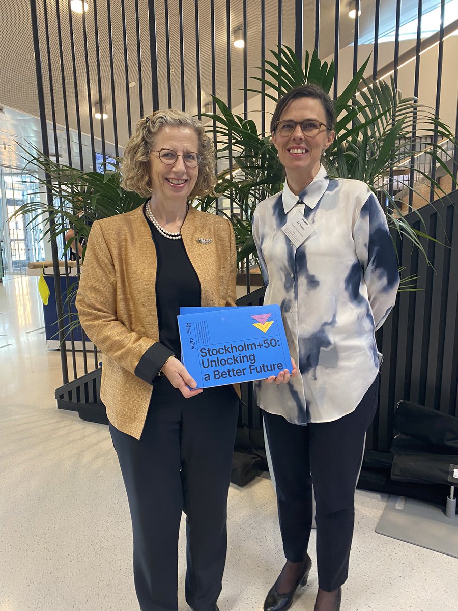 After her amazingly inspirational speech on science for sustainability, it was a pleasure to hand our <a href="/CEEWIndia/">CEEW</a> <a href="/SEIresearch/">Stockholm Environment Institute (SEI)</a> #Stockholm50 report to Ms Inger Andersen Exec Director of UNEP <a href="/andersen_inger/">Inger Andersen</a> <a href="/UNEP/">UN Environment Programme</a> 🌎🌱