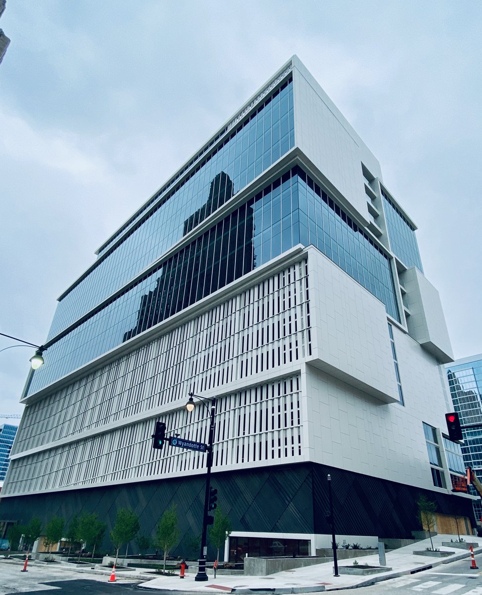 AlfrexUSA's tweet photo. 1400 Baltimore - installation of 120,000 sf of Alfrex FR MCM and 30,000 sf of Matching Flat completed on new 18-story office tower
#alfrex #buildingmaterials #metalcompositematerial #architecture #cladding #project #building #ongoingproject https://t.co/wFaQJCx7wL