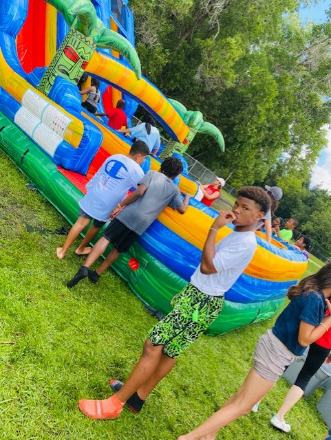ColonialElem's tweet photo. End of the Year Waterday Celebration for all students! 🛝☀️😎#loveleeschools #leetweets #waterdayfun https://t.co/N1xxPI0eUW