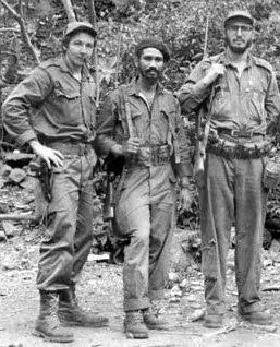 Vacuna_Cubana's tweet photo. Un joven rebelde que alcanzó los grados de Comandante por su valor, sus méritos y su inteligencia, ejemplo a seguir por su tropa que era devota a su líder aún hasta nuestros días y bajo cualquier circunstancia. #RaulEsRaul y más allá de los años sigue #ConElPieEnElEstribo #Cuba https://t.co/0pQiyJGgl0