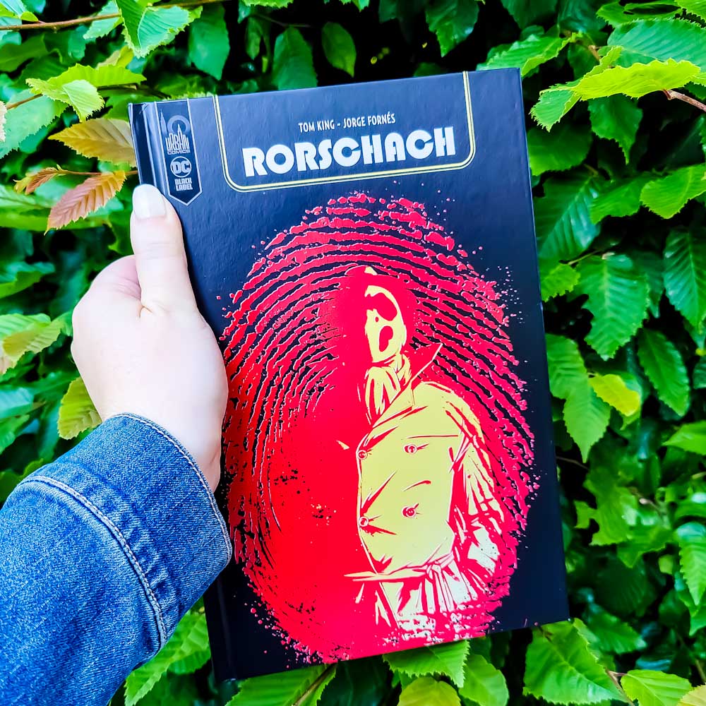 UrbanComics's tweet photo. Walter Joseph Kovacs est un marginal qui vivote, traversant New York une pancarte à la main annonçant la fin du monde. C'est aussi RORSCHACH! 💥 Découvrez le comics Rorschach dès vendredi en librairie de @TomKingTK et @jfornes74, traduit par @tourriol ici :https://t.co/cCMDSm3WEG https://t.co/AyN0bJoRba