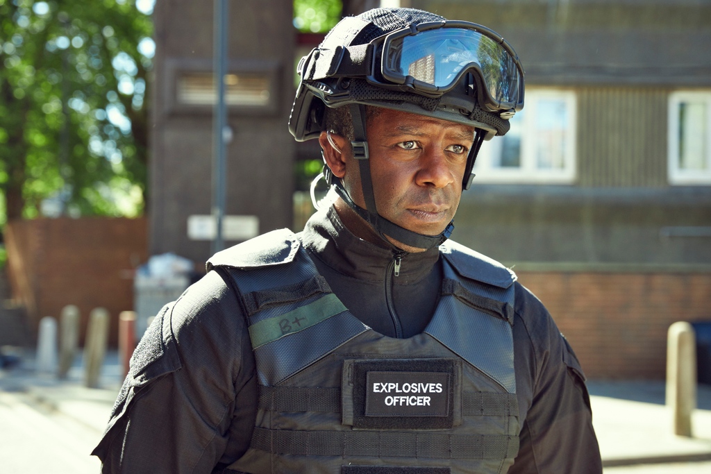 KN_Detectives's tweet image. Lana Washington en Joel Nutkins krijgen een melding over een bommenfabriek in een flatgebouw. Daar treffen ze een compleet andere situatie aan dan verwacht... 🕵️‍♂️

🔍 KRO-NCRV Crime: #triggerpoint, zaterdag 4 juni om 23.00 uur bij @KroNcrv op @NPO2.