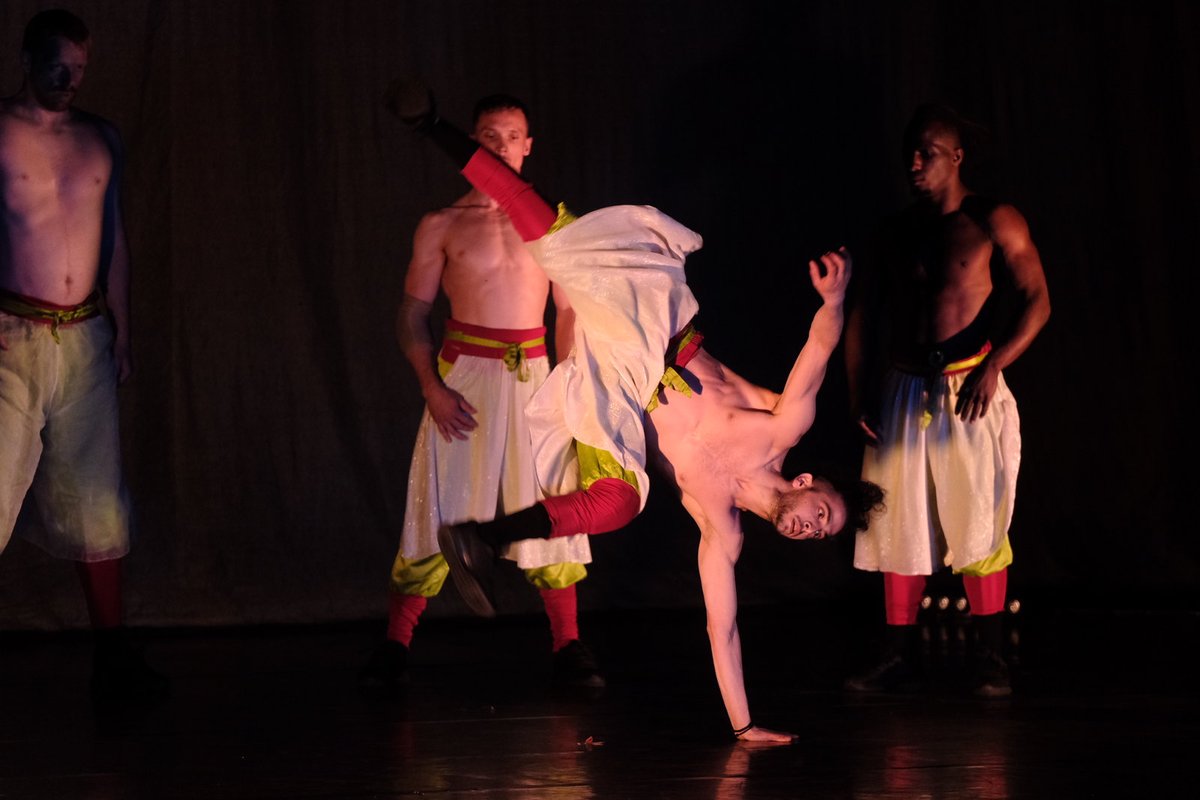 eldescafeinado's tweet photo. #Reseña | «Tribe-Ritual #3» es la propuesta artística que une la música orquestal y el break dance; un espectáculo que el grupo danés #NextZone presentó en el marco del @FestivalDeMayo.

Escribe @yayo_EEQH 👇

🔗 https://t.co/VUXY4cKR4Q https://t.co/eTqvHEdUVB