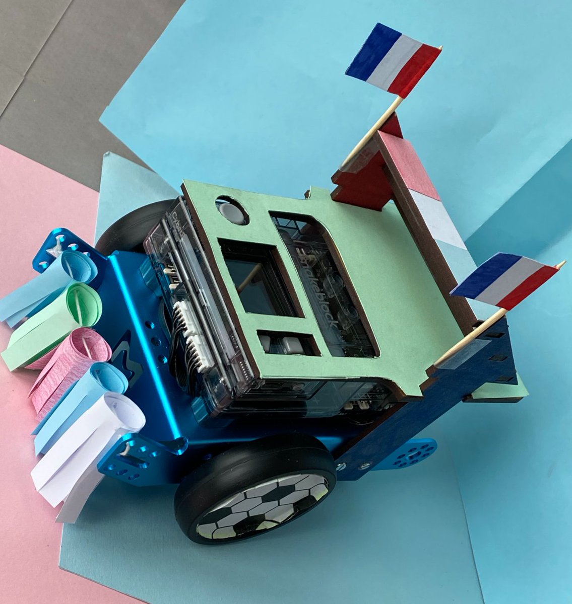 Ackbhar69's tweet image. Derniers préparatifs pour les deux équipes qualifiées pour la finales #DéfiBots avec @DANE_acLyon au Lycée du Docteur charles Mérieux #LDCM
Sur le thème de la coupe du monde 2022, nos deux équipes représentent le Cameroun et la France.