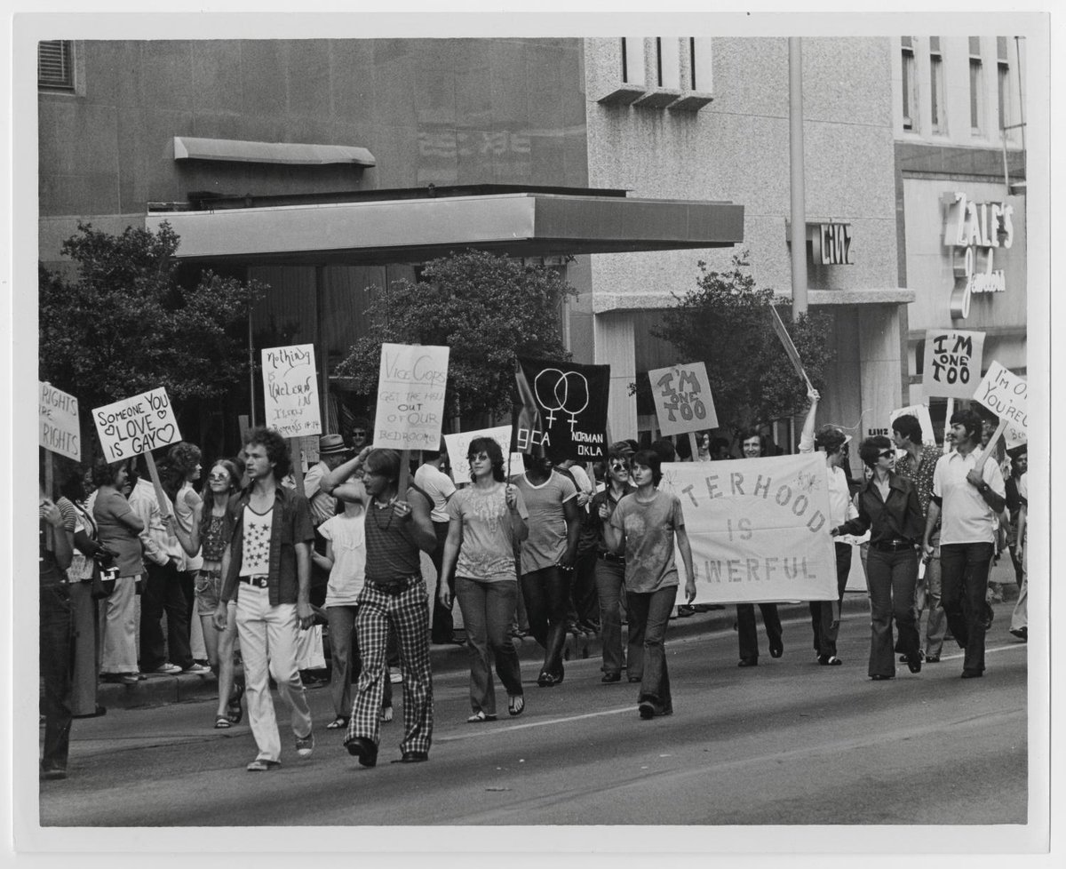 TxHistComm's tweet photo. Dallas’ LGBTQ+ community was among the first in Texas to organize politically &amp; socially. Club Reno, one of the state's early gay bars, opened here in 1947, &amp; in 1972 Dallas was the site of the first gay pride parade in Texas. #PrideMonth

📷: @UNT_Libraries https://t.co/Ig6KKwrPML