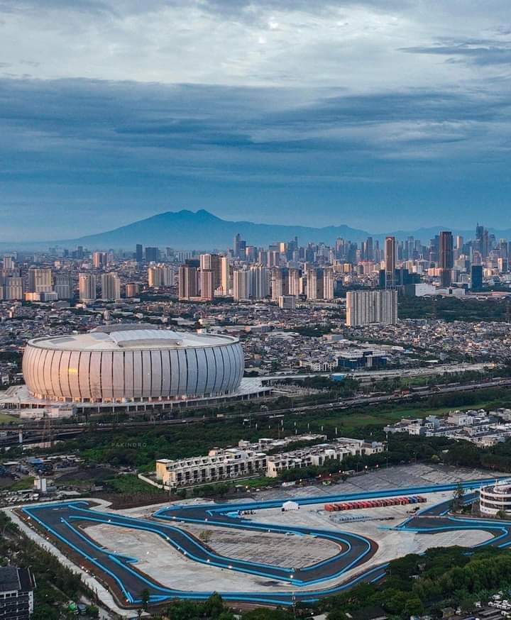 hendra_roestoe's tweet photo. @LucasdiGrassi Welcome to Jakarta @LucasdiGrassi  
hope you can enjoy the beauty of our city, and either you can win the Formula E race 🙏🏻 https://t.co/nRtQfnDTJr