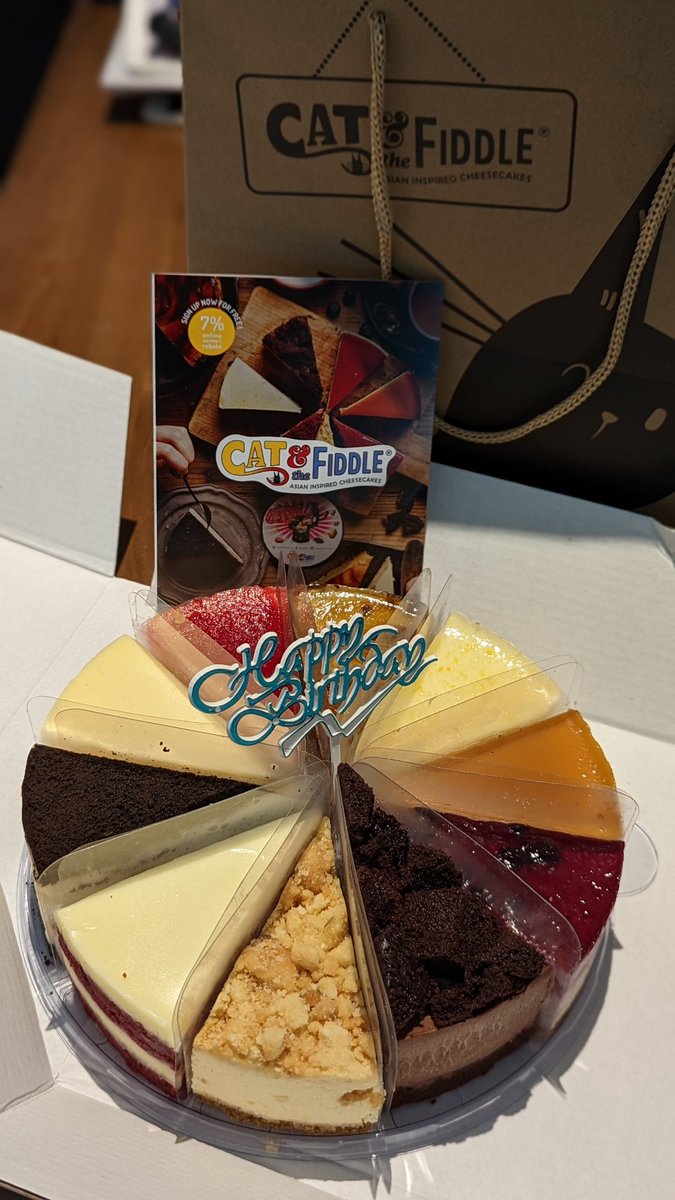 食べきれない頂き物もシンガポールで出会った方が今月お誕生日ですよね？ってプレゼントと共にくださって、コロナ禍もあって最近家族以外に誕生日気にされてなかったから本当に本当に嬉しいのと、シンガポールで出会う人みんな最高です😭♥️