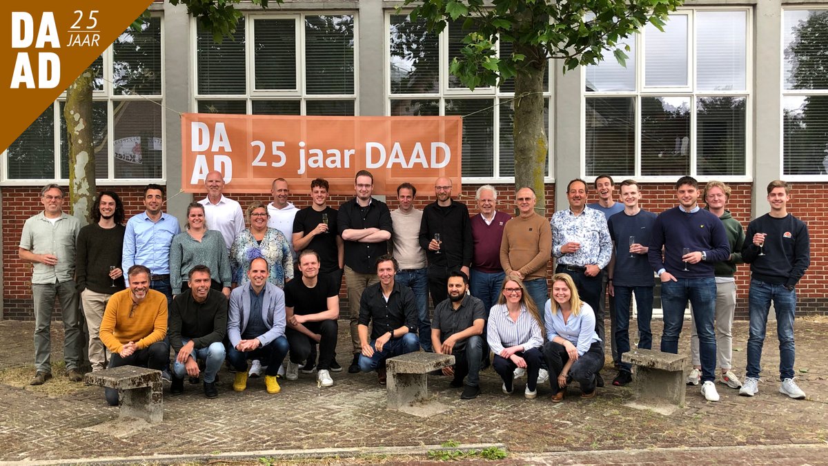 DAAD bestaat 25 jaar!

In 1997 richtten Rob Hendriks, Eric de Leeuw, Chris Stuut en Henk Bakker, DAAD op als voortzetting van architektenburo Cor Kalfsbeek. Deze week verraste het personeel de huidige directie (Rob Hendriks, Gerard Kollmer en Titus Mars) met een feestelijke dag.