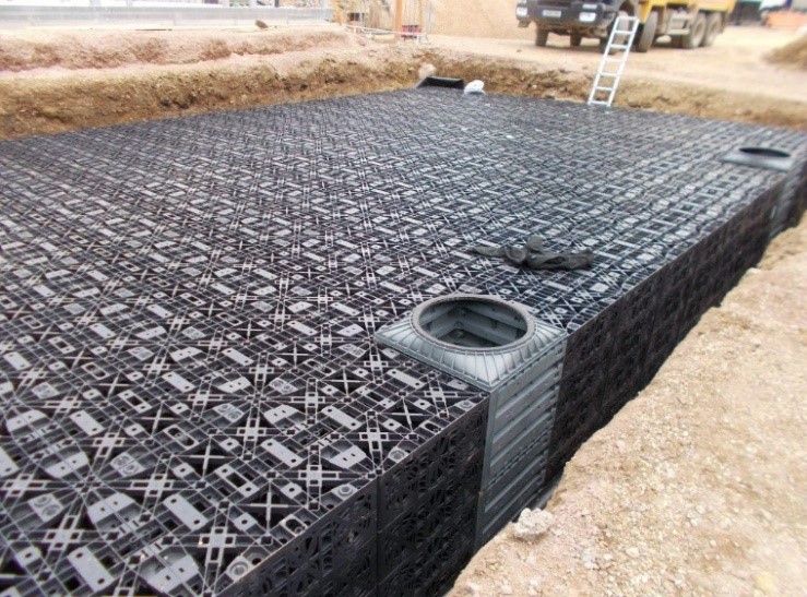 mbhltd's tweet photo. MFG / BP Faygate –  Weather stayed fine again! It was good to see the steelwork up for the shop, insulation &amp; mesh in &amp; slab being poured on site. Plus we’ve got a big SuDS drainage attenuation tank going in as well. https://t.co/9ZrKG92aqS