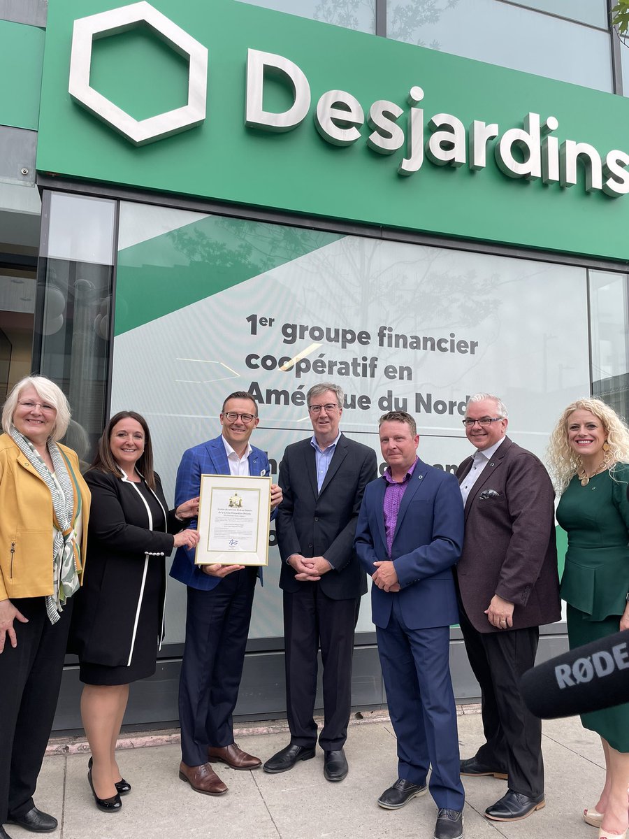 BBoucher99's tweet photo. Amazing day in Ottawa of member meetings, an opportunity to discuss with a group of entrepreneurs who recently were awarded #GoodSpark grants from @DesjardinsGroup as well as closing off the day with the grand opening of our modern new branch in downtown #Ottawa. https://t.co/FWbTN4jMNf