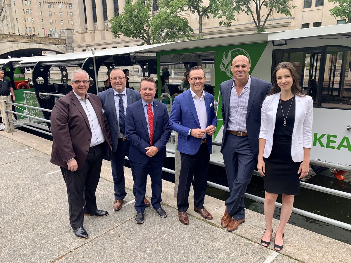 BBoucher99's tweet photo. Amazing day in Ottawa of member meetings, an opportunity to discuss with a group of entrepreneurs who recently were awarded #GoodSpark grants from @DesjardinsGroup as well as closing off the day with the grand opening of our modern new branch in downtown #Ottawa. https://t.co/FWbTN4jMNf