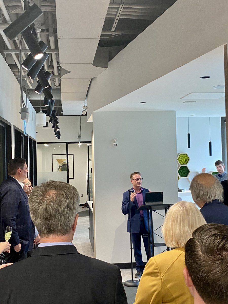 BBoucher99's tweet photo. Amazing day in Ottawa of member meetings, an opportunity to discuss with a group of entrepreneurs who recently were awarded #GoodSpark grants from @DesjardinsGroup as well as closing off the day with the grand opening of our modern new branch in downtown #Ottawa. https://t.co/FWbTN4jMNf