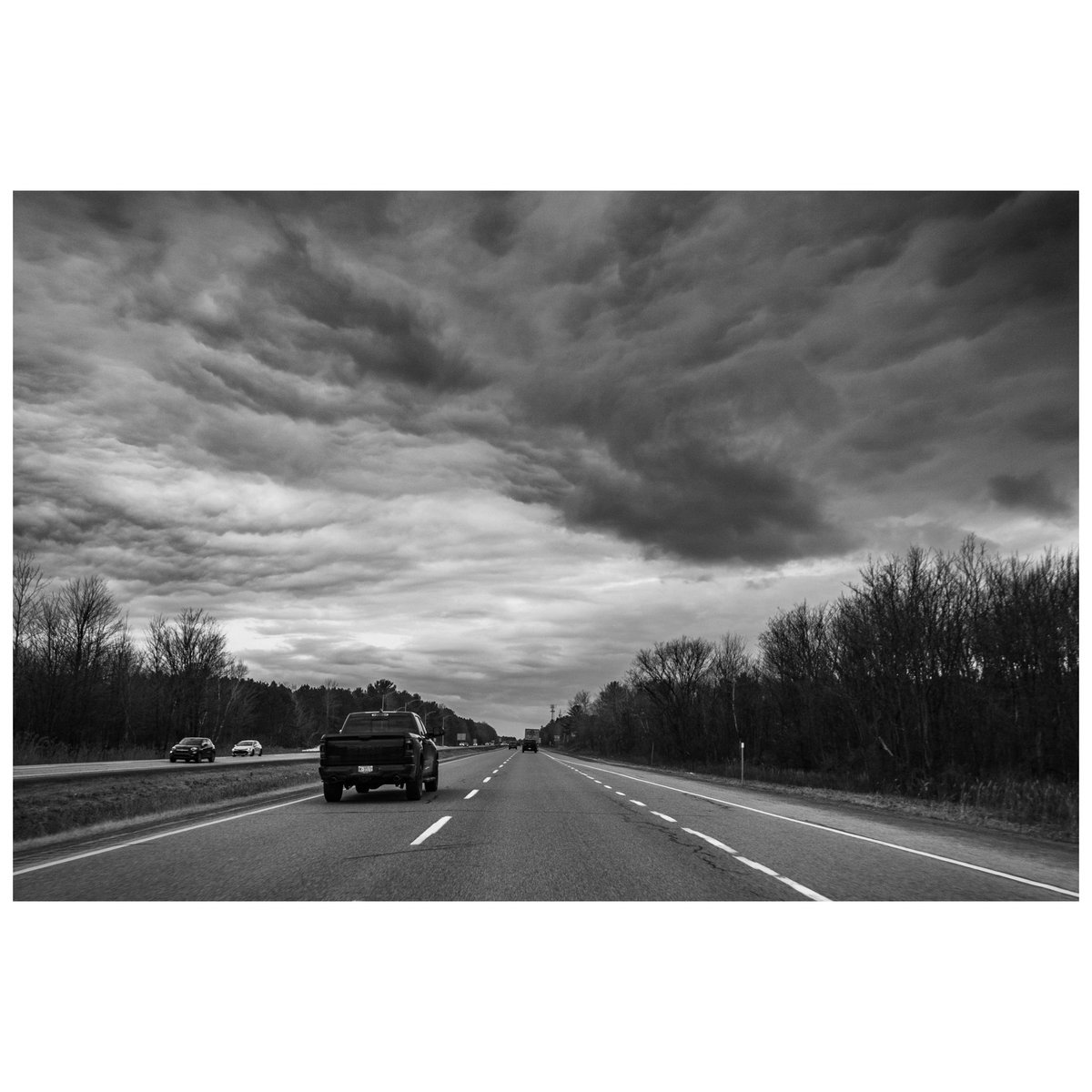 snapsbyleon's tweet photo. Tough times. #stormy #sky #photography #fromthecar #clouds https://t.co/IqFtOsM4iH