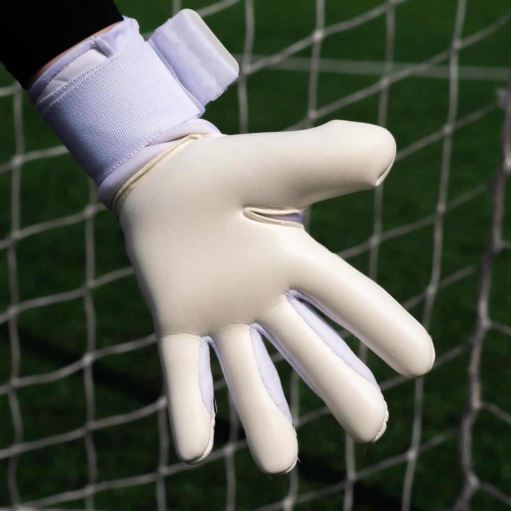 Shop Here 🛒: bit.ly/3GBZCli

M⚪️N⚫️CHR⚪️ME

Add a touch of class to your glove collection this season 🤌🏼

The cleanest glove on the market❗️

From £32.99