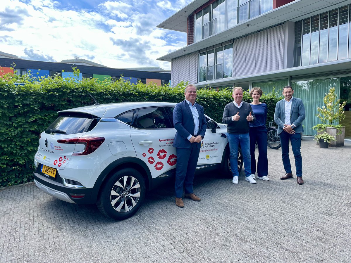 RMcDUtrecht's tweet image. Kijk nu toch eens, wat een prachtige wagen is dit! 🤩 Vanmiddag ontvingen we, uit handen van @StamRenault, de sleutel van deze #RenaultCapture, waar we een jaar lang gratis in mogen rijden! Hoe fantastisch is dat?! Dank je wel, lieve mensen! 💙💙💙#keepingfamiliesclose