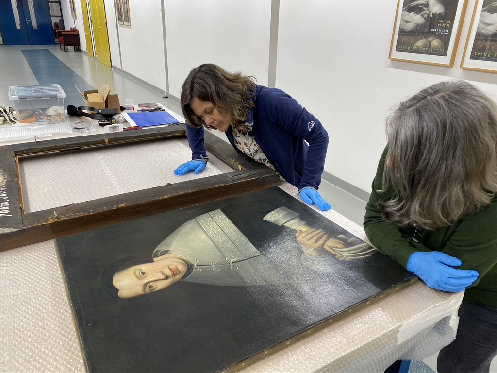 MooreaHall's tweet image. @TechArtHis and Lidwien Speleers carefully choosing a sample location on this portrait by Van Hoogstraten at the @hetdordts. Preliminary results will be shared at @hnanews1 this Saturday with much more to come!