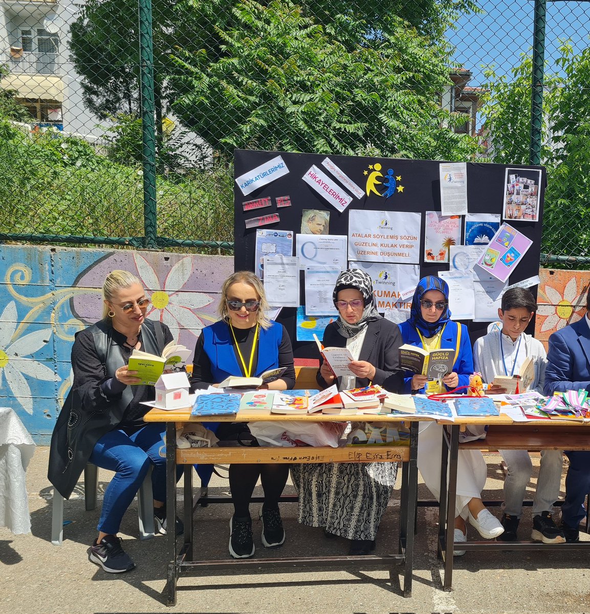 cemilegold's tweet photo. Okulumuzun yıl sonu etkinliklerinde biz de Türkçe öğretmenimiz Hülya BAŞ ile   @tretwinning standımızı açtık,kitap okuduk ve kitap okuyanlara ayraç hediye ettik...
@ilkadimilce_mem
@TermeMem 
@bafra_mem 
@BirKitapBrinsan
@1453fatihistanb 
@eTwinningDestek https://t.co/uXSYR1bLac