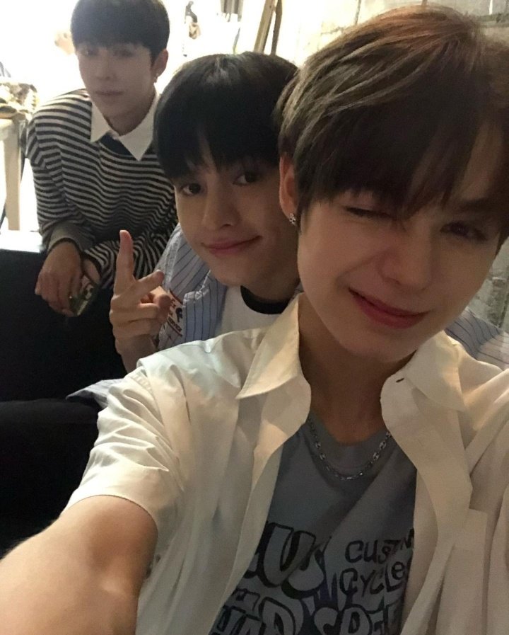 imdalostaeon's tweet photo. Our Daily dose of #JJAMES... And woochan being a third wheel again cutie 😂 https://t.co/sjiGYB6uXQ