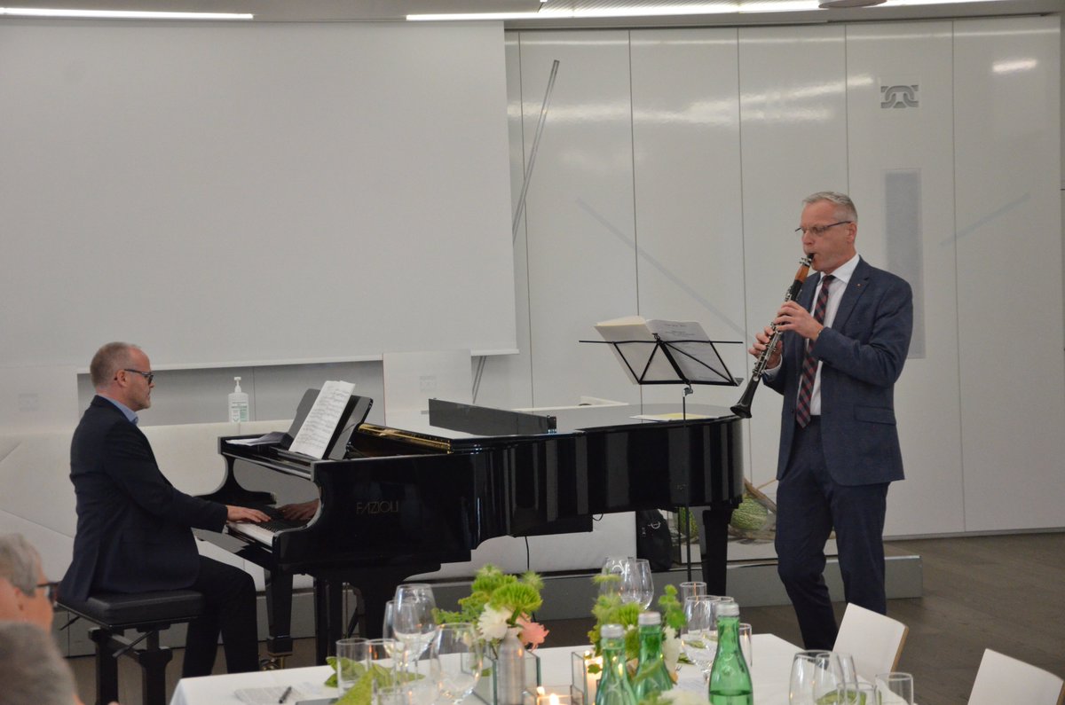 Präsident #ReinhardWaldenberger schießt das Tor des Jahres: 100.000 Euro wurden für unser Parkinson-Projekt gesammelt, um Angehörigen von Parkinson-Patienten, die es sich nicht leisten können, einen Kurzurlaub zu schenken, Pflegepersonal, Kurse zu bezahlen u. a. – ein Rekord!